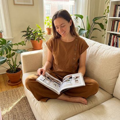 Damesset bestaande uit een top en een broek met asymmetrische zoom, 2-delig