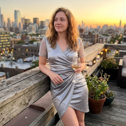 🍷 V-hals Cocktailjurk – Elegante Pasvorm met Mesh Mouwen & Asymmetrische Zoom 🎀